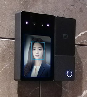 壁に取り付けた顔認証PAD。画面に人の顔が映り、顔の位置に枠が表示されている
