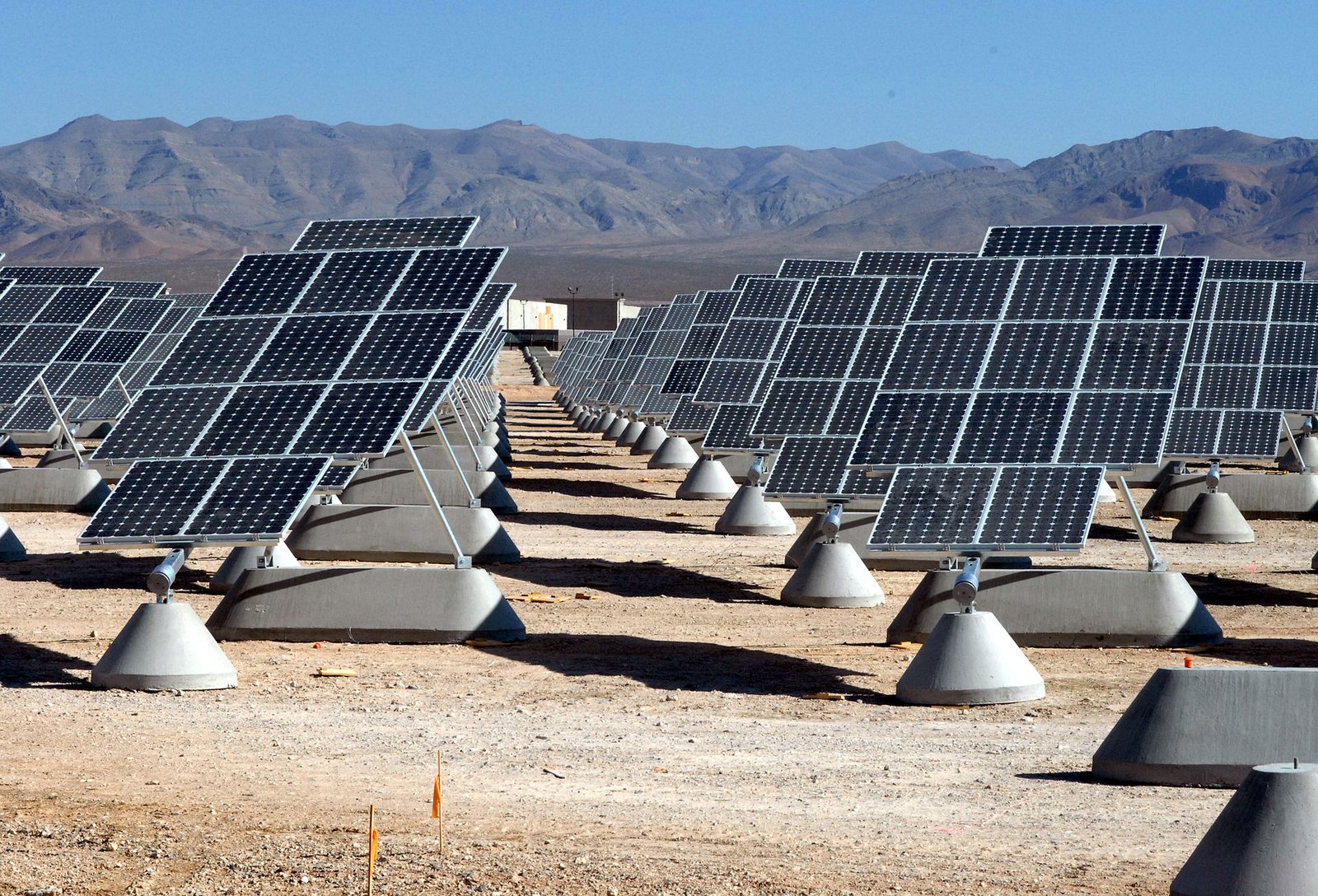 産業用の太陽光発電パネル